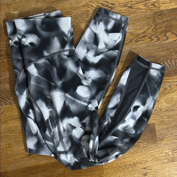 Lululemon High Rise Leggings Size 6 Black Grey Floral Print Full Length - Picture 6 of 6